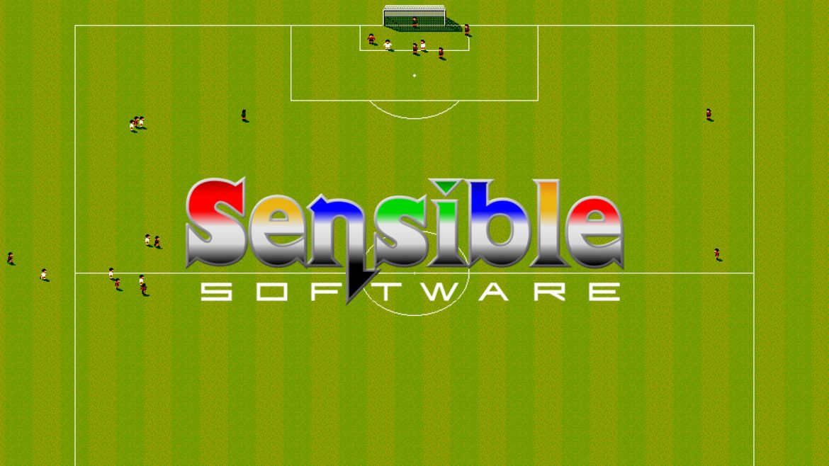 Fussballfeld aus der Vogelpespektive mit winzigen Spielern